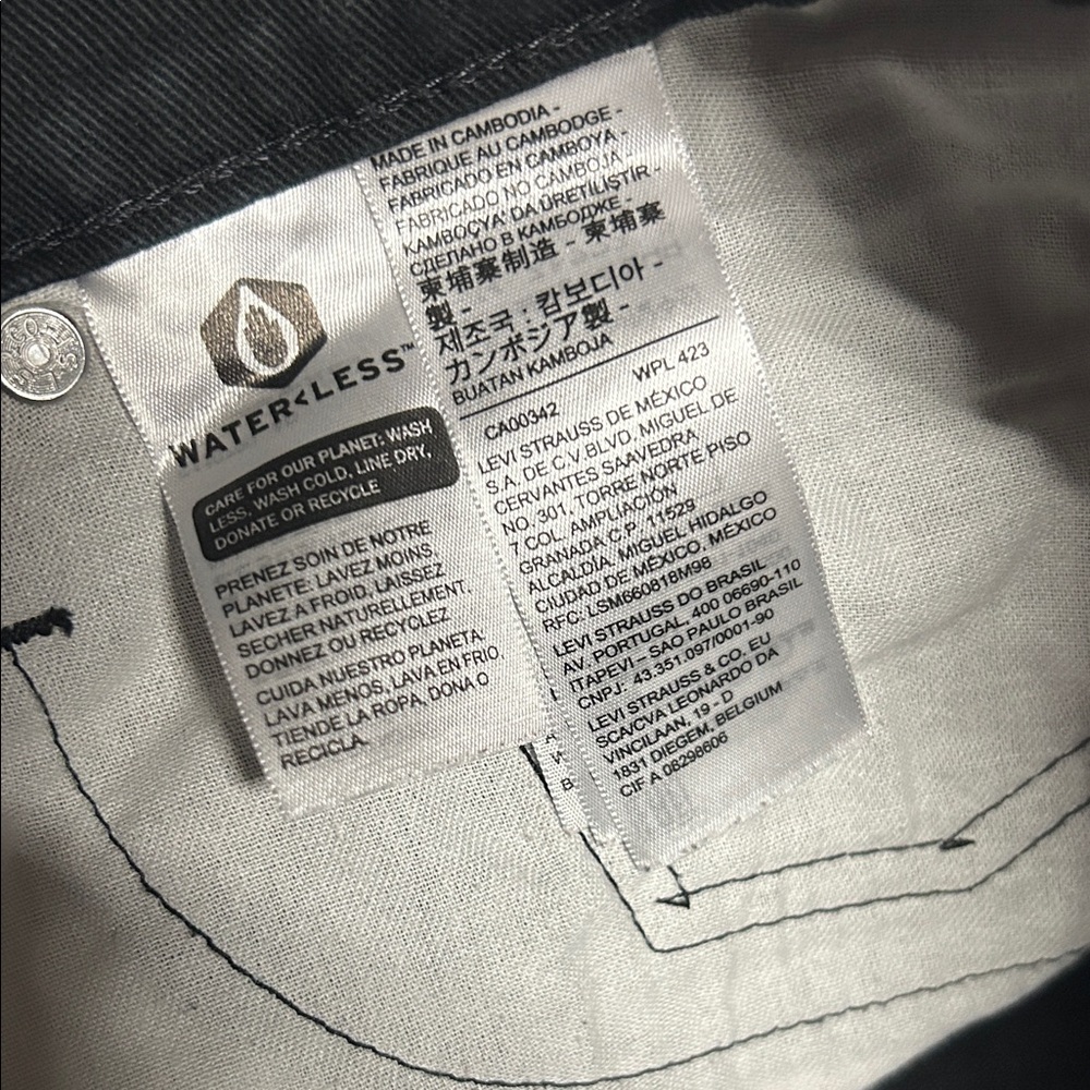 Levi's Men's Dark Black Straight Jeans - Picture 4 of 7